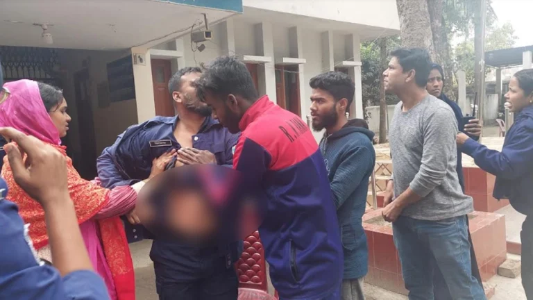 থানার সামনে পুলিশ সদস্যর বুকে ছুরিকাঘাত