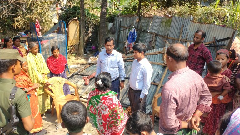 নন্দীগ্রামে আগুনে পুড়লো ২টি ঘর পাশে দাঁড়ালেন ইউএনও 