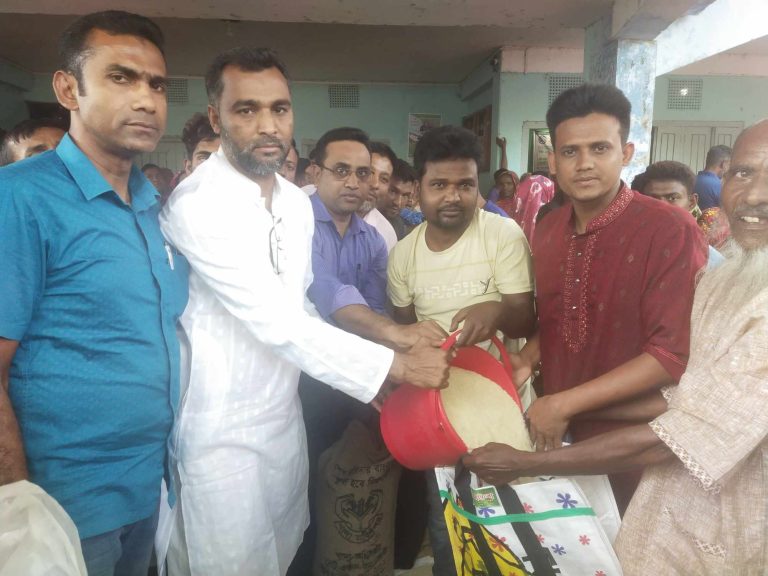 নন্দীগ্রামে বুড়ইল ইউনিয়নে প্রধানমন্ত্রীর উপহারের চাল বিতরণ