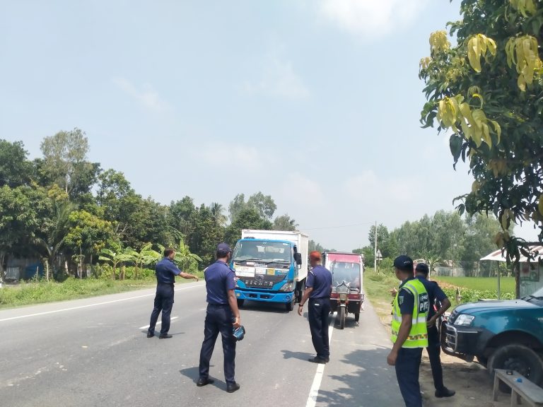 বগুড়া-নাটোর মহাসড়কে শৃঙ্খলা ফেরাতে কুন্দারহাট হাইওয়ে থানা পুলিশের অভিযান