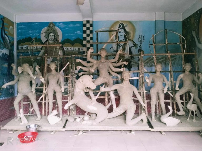 নন্দীগ্রামে ৪৫ টি মন্ডপে চলছে দুর্গাপূজার প্রস্তুতি :   ব্যস্ত সময় কাটছে প্রতিমা শিল্পীদের