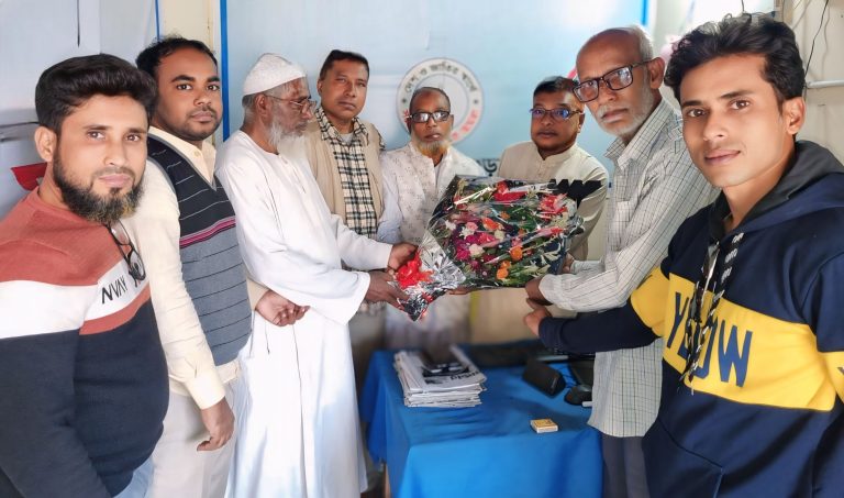 নন্দীগ্রাম উপজেলা প্রেস ক্লাবের পক্ষ থেকে কলেজ অধ্যক্ষককে সংবর্ধনা প্রদান