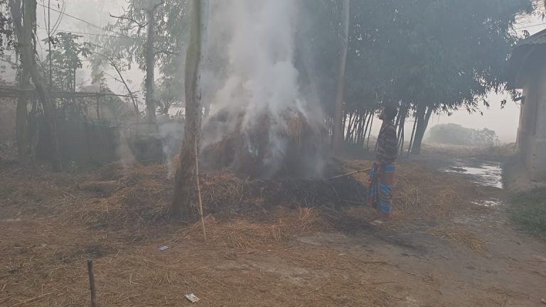 নন্দীগ্রামে দূর্বৃত্তের দেওয়া আগুনে পুড়লো ৩টি খড়ের পালা