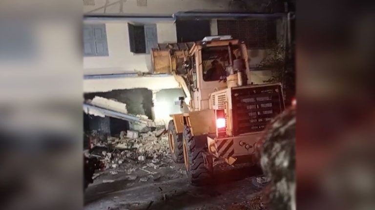 বুলডোজার দিয়ে গুঁড়িয়ে দেওয়া হলো হাসানাত আব্দুল্লাহর বাড়ি