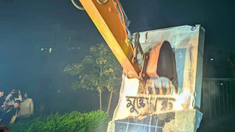 রংপুরে বেরোবি ও কারমাইকেল কলেজে শেখ মুজিবের ম্যুরাল ও নামফলক ভাঙচুর