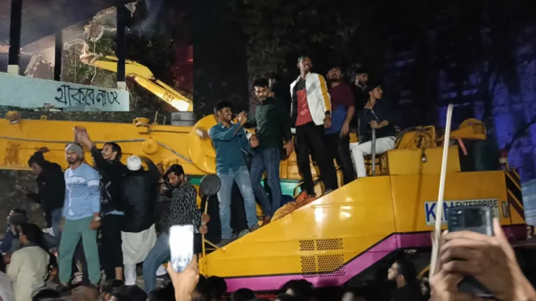 বুলডোজার দিয়ে শেখ মুজিবের বাড়ি ভাঙা শুরু