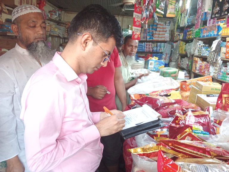 নন্দীগ্রামে মুদি দোকানে ভ্রাম্যমান আদালতে জরিমানা