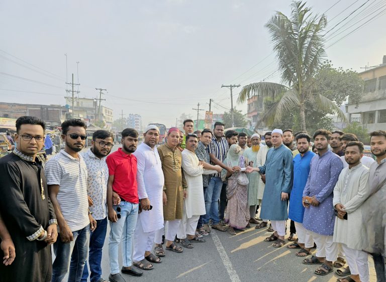 নন্দীগ্রামে ছাত্রদলের উদ্যোগে কর্মজীবী মানুষের মাঝে ইফতার বিতরণ