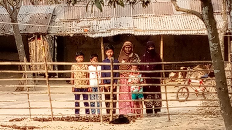 নন্দীগ্রামে চলাচলের রাস্তায় বেড়া, অবরুদ্ধ পরিবার