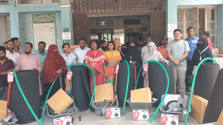 নন্দীগ্রামে খামারিদের মাঝে উপকরণ বিতরণ