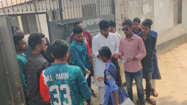 নন্দীগ্রামে এসএসসি পরীক্ষার্থীদের মাঝে উপজেলা ও পৌর ছাত্রদলের শিক্ষা উপকরণ বিতরণ