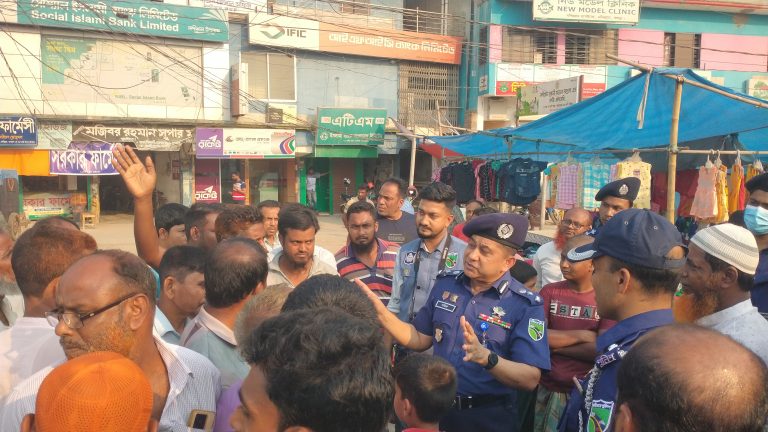 নন্দীগ্রামে বগুড়া হাইওয়ে পুলিশ সুপারের পথসভা