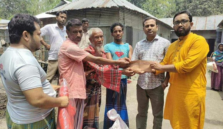 রাজারহাটে অগ্নিকাণ্ডে ক্ষতিগ্রস্ত পরিবারে উপজেলা প্রশাসনের সহায়তা প্রদান