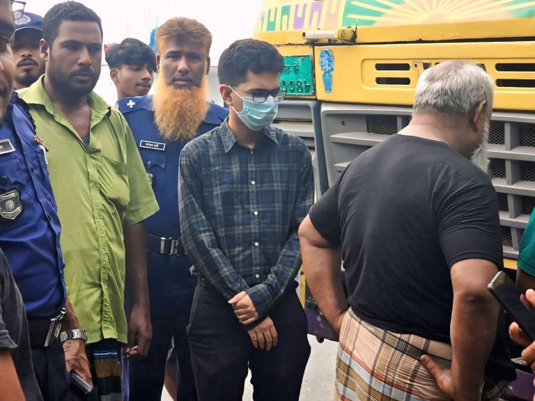 নন্দীগ্রামে মহাসড়কে অবৈধ গাড়ি পার্কিং, চার ট্রাক চালককে জরিমানা