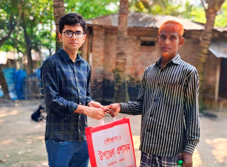 গণঅভ্যুত্থানে শহীদ সোহেলের পরিবারের হাতে নন্দীগ্রাম উপজেলা প্রশাসনের উপহার