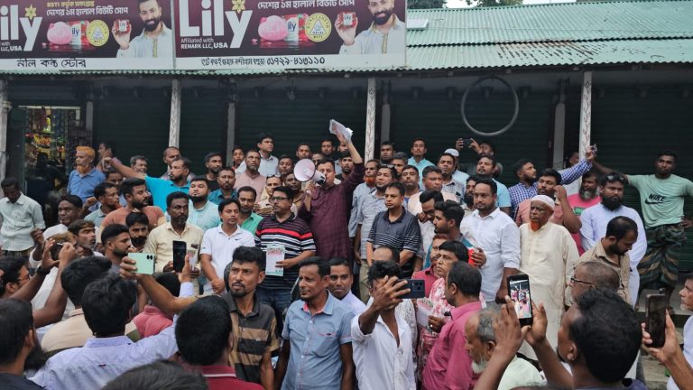 নন্দীগ্রামে বিএনপির ৩১ দফার লিফলেট বিতরণে সাবেক এমপি মোশারফ