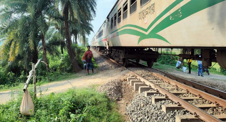 নওগাঁর রাণীনগরের নিরু মন্ডল, বিনা পয়সায় গেটম্যানের দায়িত্ব পালনে চলছে না সংসার