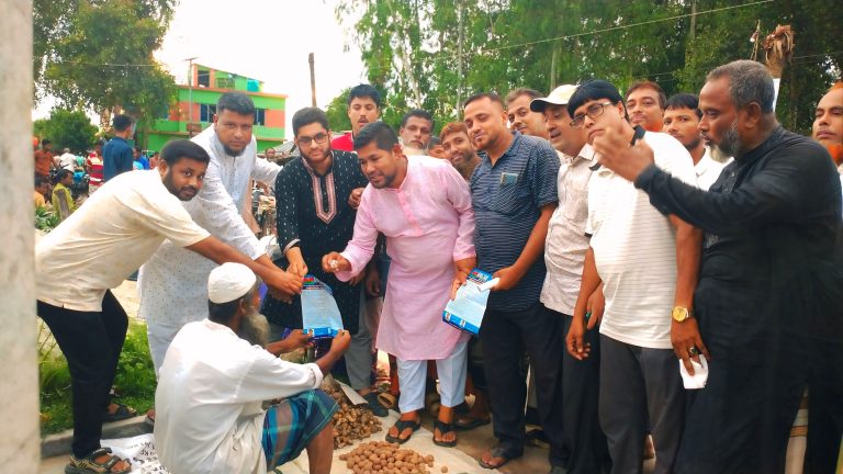 নন্দীগ্রামে বিএনপি নেতার ৩১ দফার লিফলেট বিতরণ