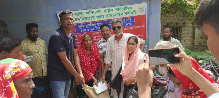 নন্দীগ্রামে খাদ্য বান্ধব কর্মসূচির ১৪টি বিক্রয় কেন্দ্রে ১৫ টাকা কেজি দরে চাল বিক্রি হচ্ছে 