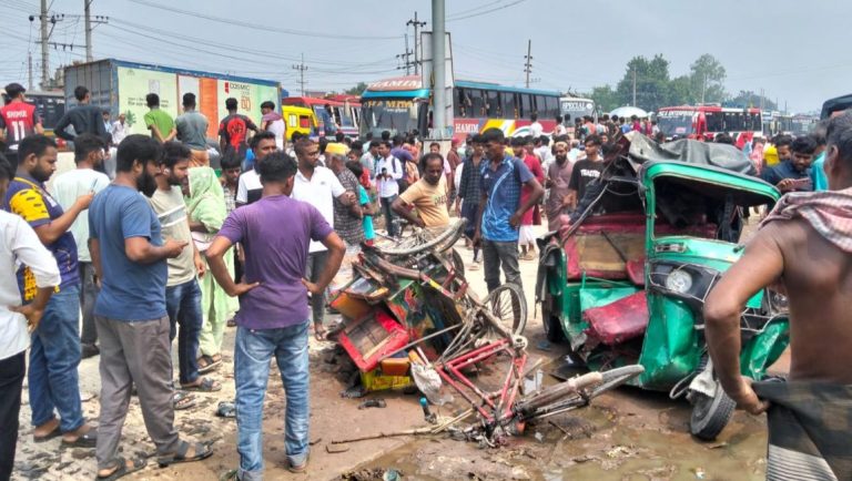 বগুড়ার বনানী বাইপাসে মর্মান্তিক সড়ক দুর্ঘটনা, ফ্লাইওভার দাবিতে মহাসড়ক অবরোধ