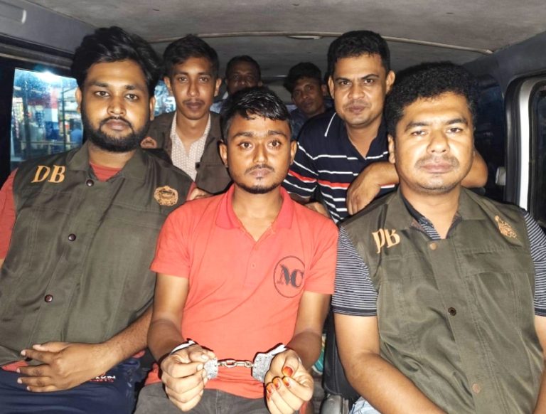 বগুড়ায় ফিলিং স্টেশন ক্যাশিয়ারকে হাতুড়ি দিয়ে পিটিয়ে হত্যা: পলাতক সহকর্মী রতন আটক