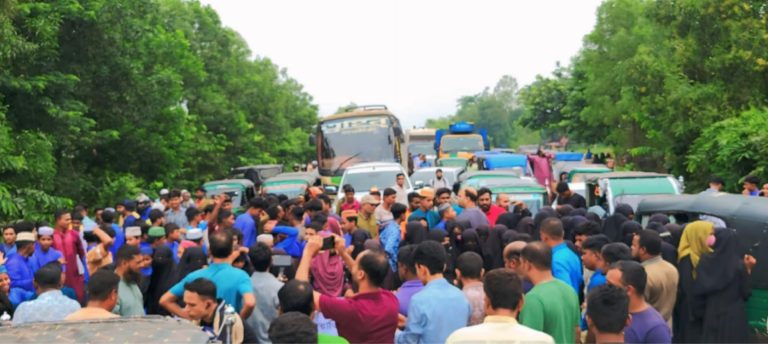 নন্দীগ্রামে মাদ্রাসা অধ্যক্ষকে অপসারণের দাবিতে শিক্ষার্থীদের মহাসড়ক অবরোধ  