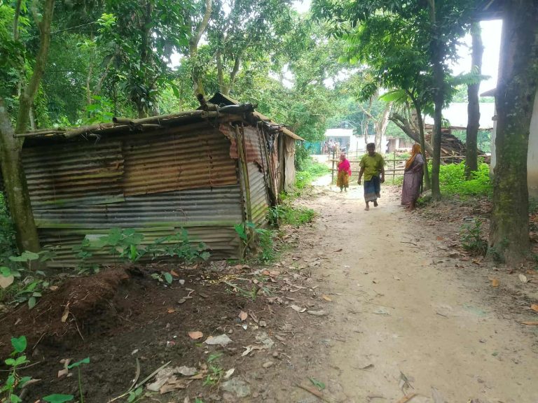 নওগাঁর বদলগাছীতে সরকারি রাস্তার প্রবেশ মুখে বাঁশের বেড়া, চরম ভোগান্তিতে এলাকাবাসী