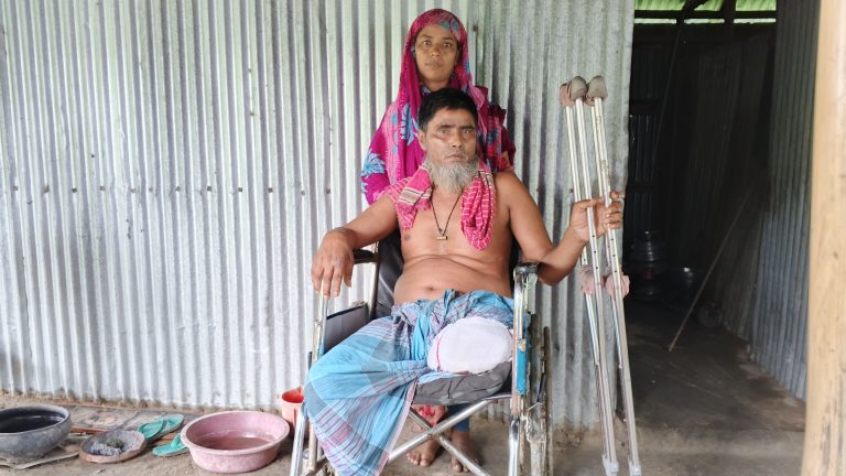 নন্দীগ্রামে পা হারিয়ে মানবেতর জীবন-যাপন আইসক্রিম বিক্রেতার, টাকা ছাড়া হচ্ছে না প্রতিবন্ধি ভাতা