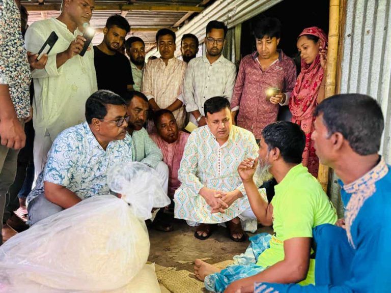 নন্দীগ্রামে পা হারানো সেই রফিকুলের কান্না থামাতে এগিয়ে এলেন মোশারফ হোসেন