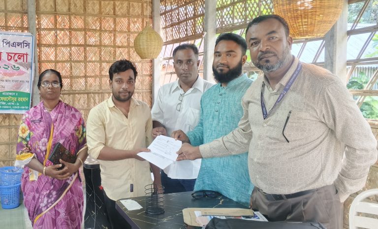 নন্দীগ্রামে ন্যাশনাল লাইফ ইনস্যুরেন্সের গ্রাহককে চেক প্রদান